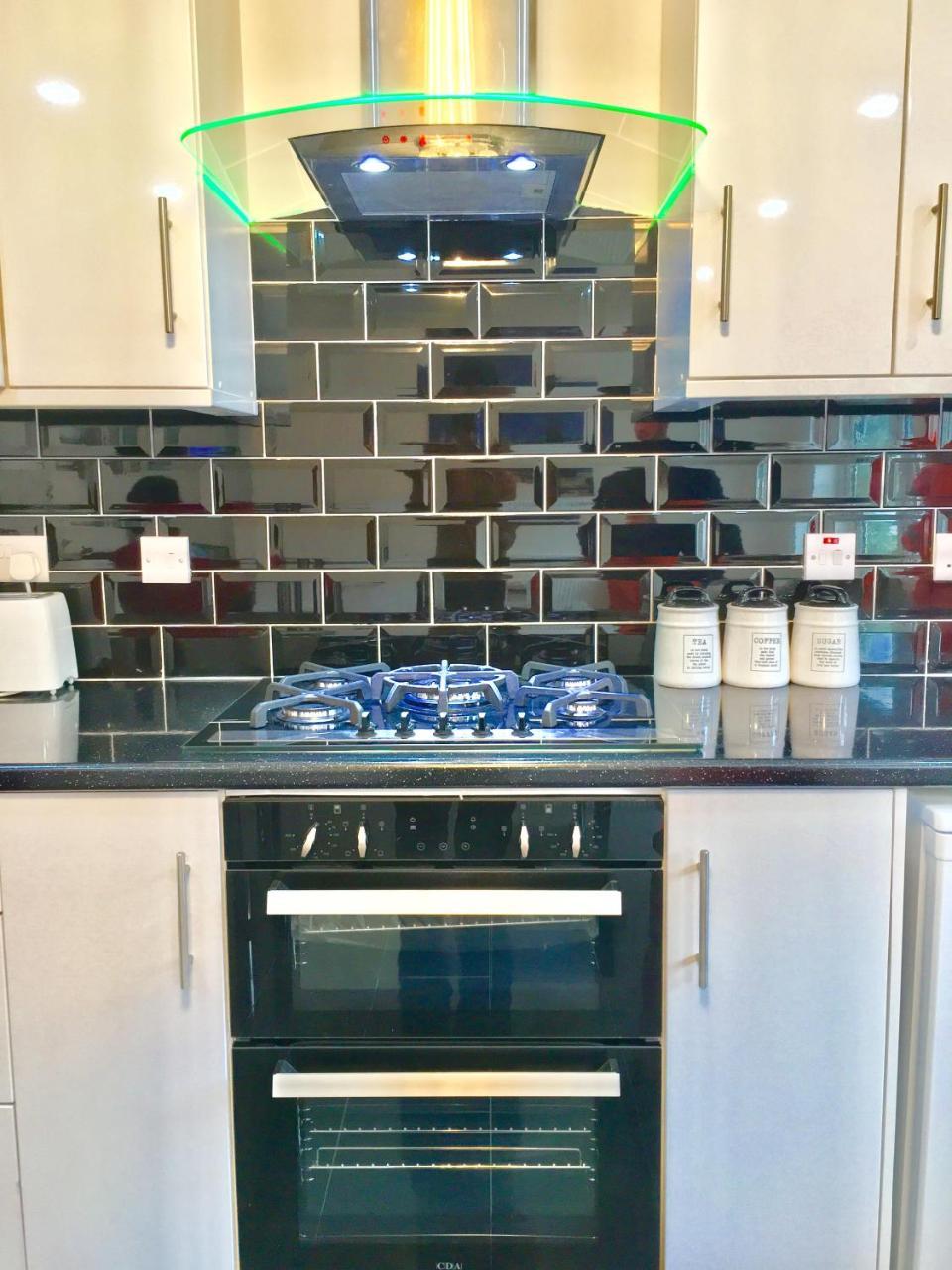 London 2 Bedroom Apartment, Kitchen, Reception And Private Garden Exteriör bild